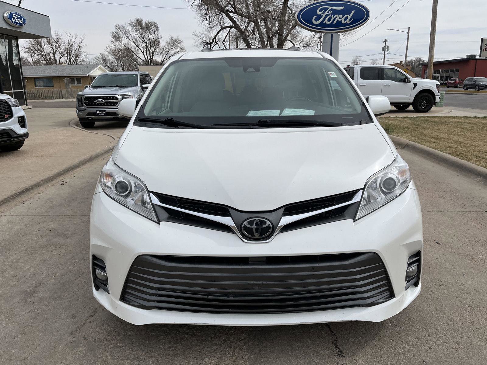 Used 2020 Toyota Sienna XLE w/ XLE Navigation Package image 3