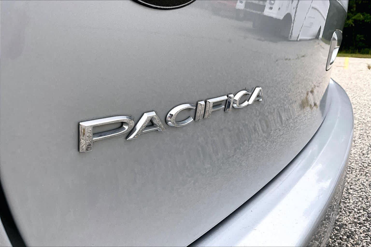 Used 2023 Chrysler Pacifica Touring-L FWD image 10