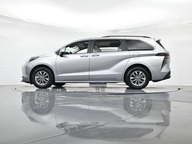 Used 2025 Toyota Sienna XLE FWD image 41