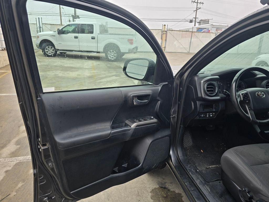 Used 2017 Toyota Tacoma TRD Off-Road image 8