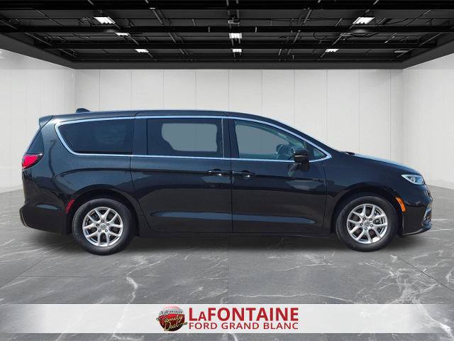 Used 2023 Chrysler Pacifica Touring-L FWD image 6