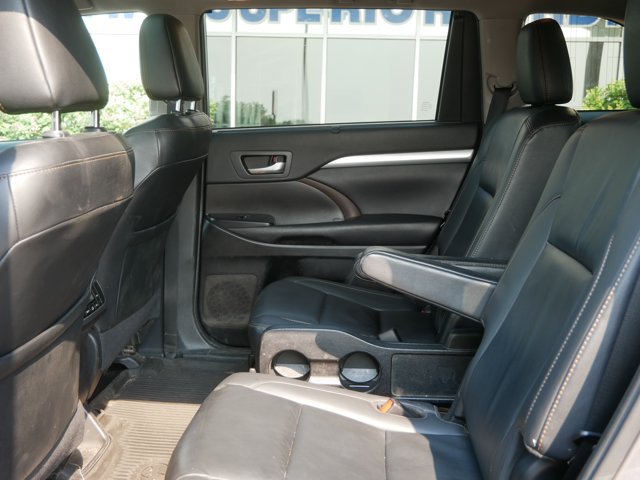 Used 2019 Toyota Highlander XLE AWD/4WD image 17
