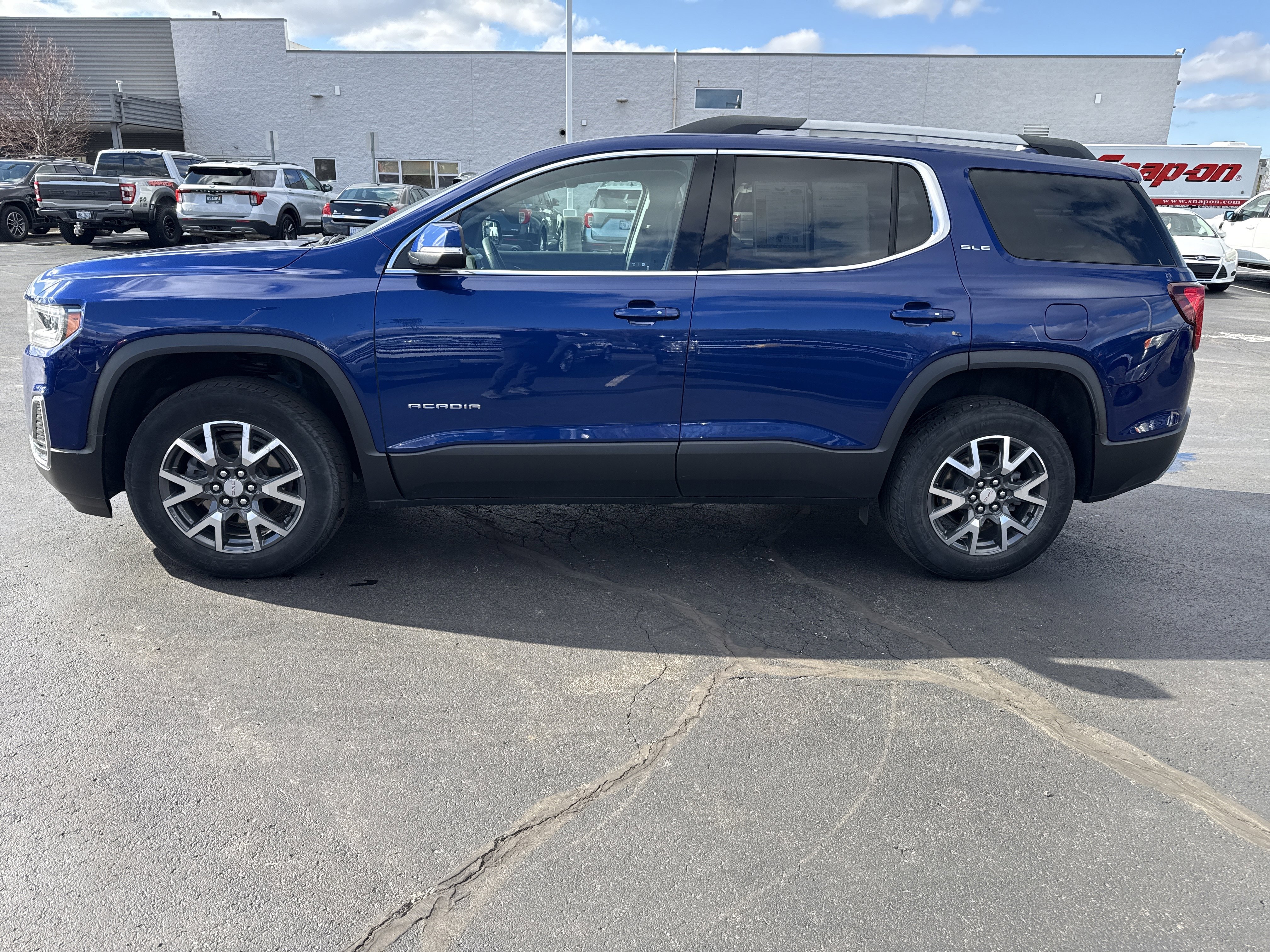 Used 2023 GMC Acadia SLE w/ Driver Convenience Package FWD image 3