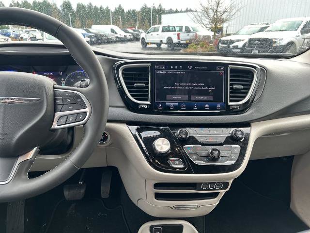 Used 2024 Chrysler Pacifica Touring-L image 25