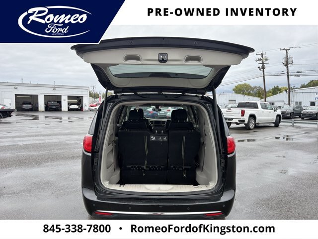 Used 2018 Chrysler Pacifica Touring-L FWD image 30