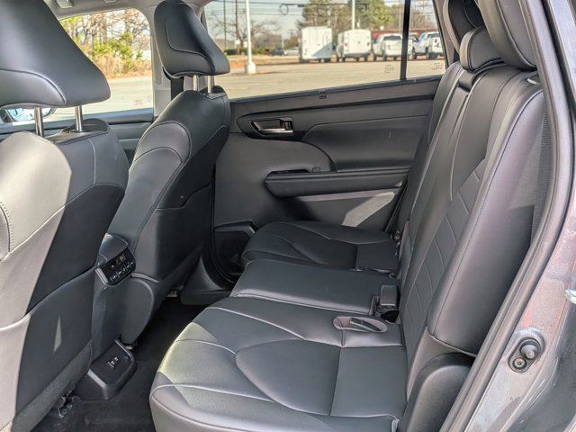 Used 2020 Toyota Highlander XLE image 29