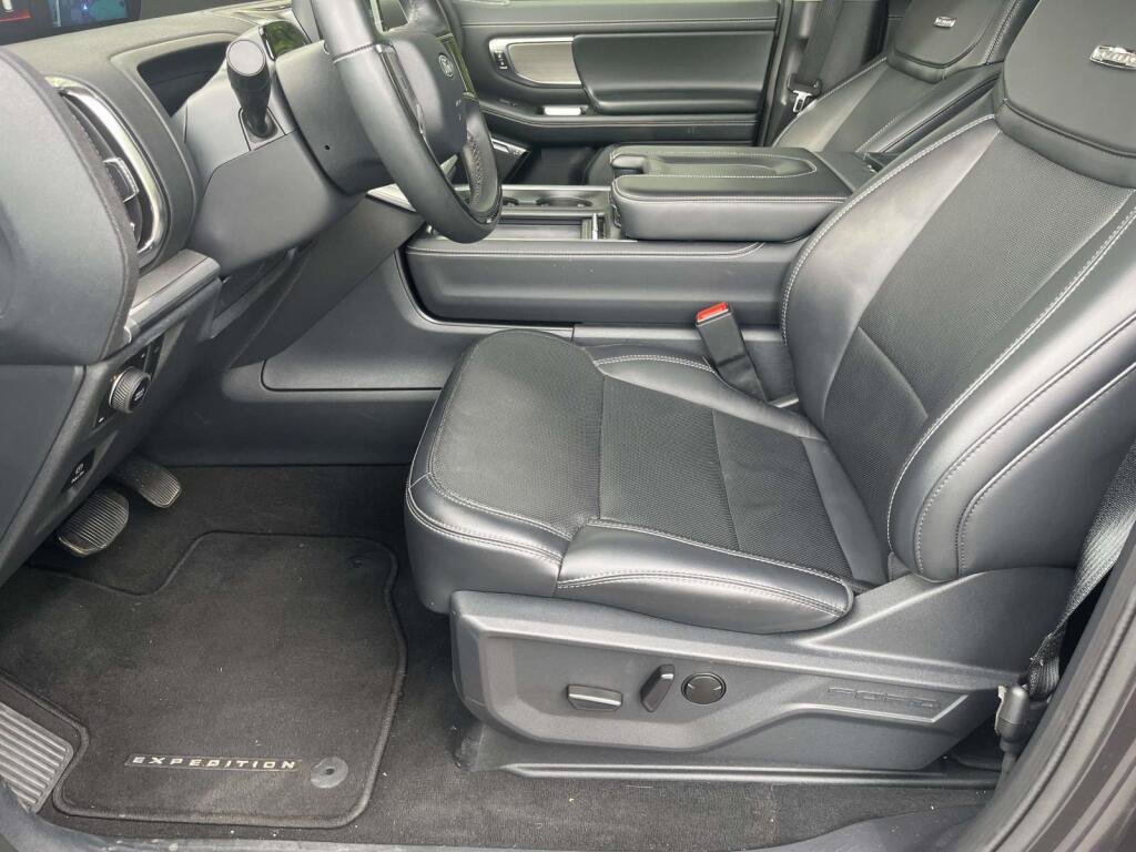Certified 2025 Ford Expedition Platinum AWD/4WD image 16