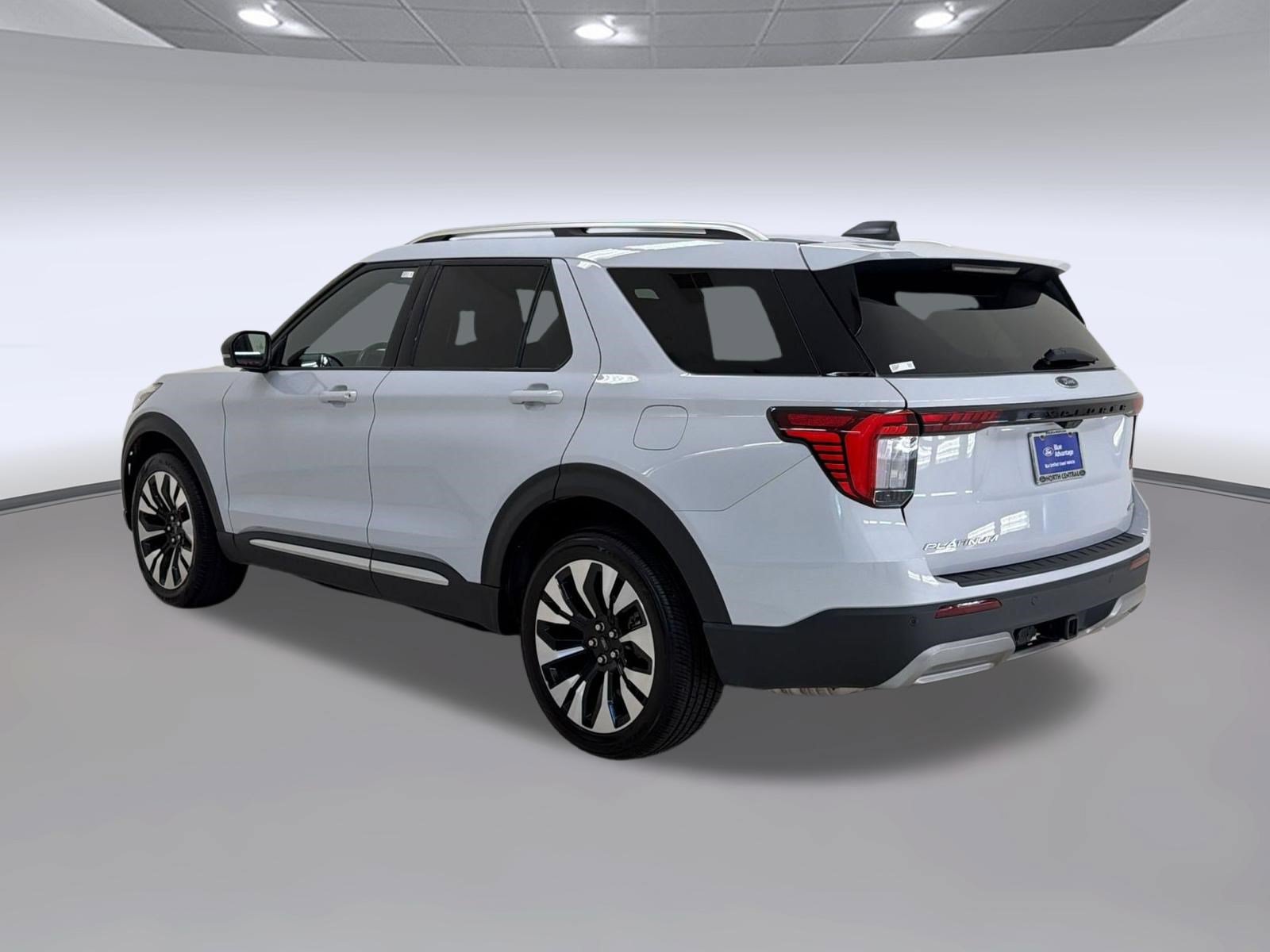 Certified 2025 Ford Explorer Platinum w/ LUX Leather Package AWD/4WD image 3