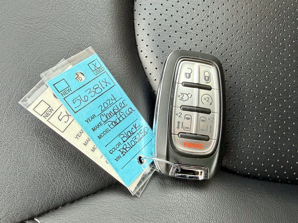 Used 2024 Chrysler Pacifica Select image 32