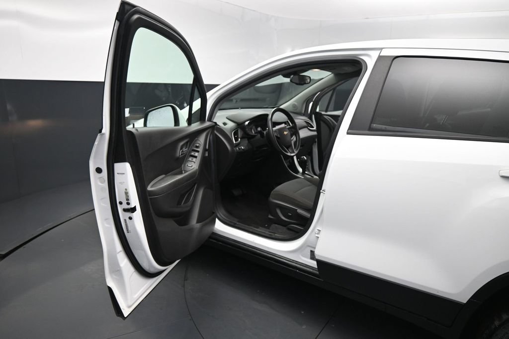 Used 2021 Chevrolet Trax LS w/ Tint and Cruise Package FWD image 9