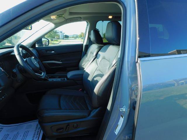 Used 2024 Nissan Pathfinder Platinum AWD/4WD image 16