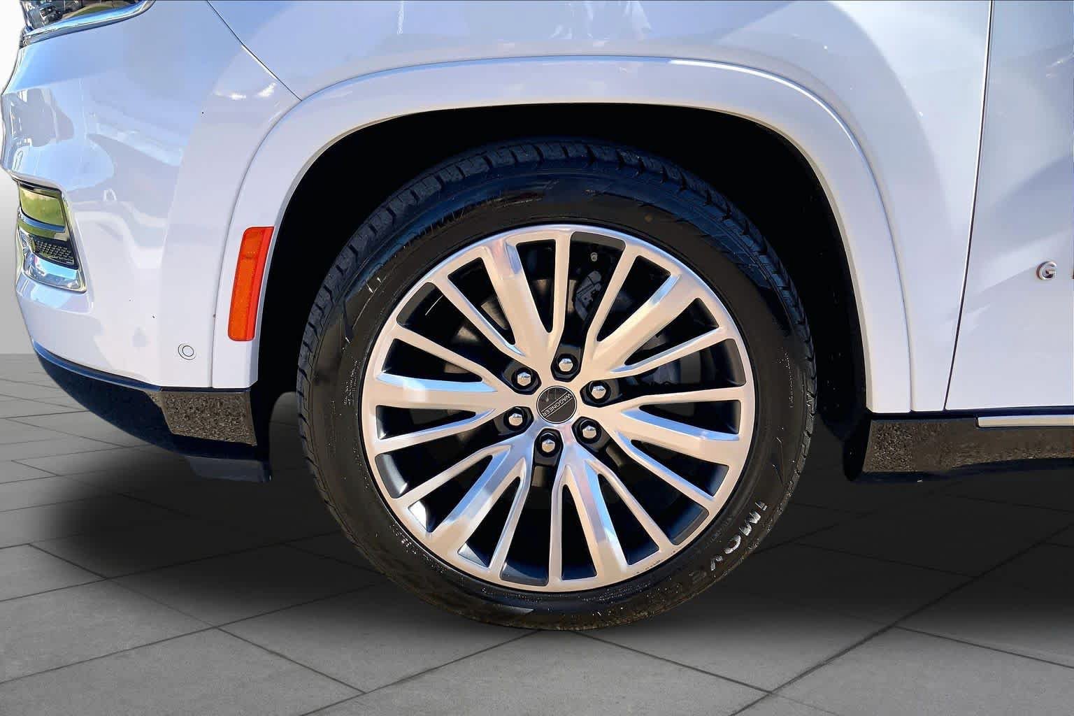 Used 2024 Jeep Grand Wagoneer L Series III AWD/4WD image 11