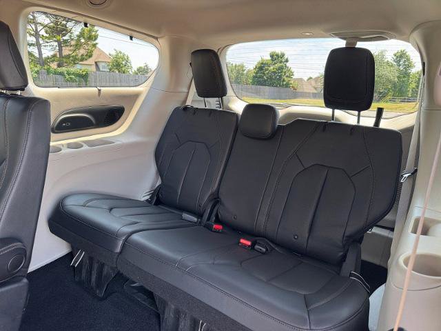 Used 2017 Chrysler Pacifica Touring-L Plus w/ Advanced Safetytec Group FWD image 18