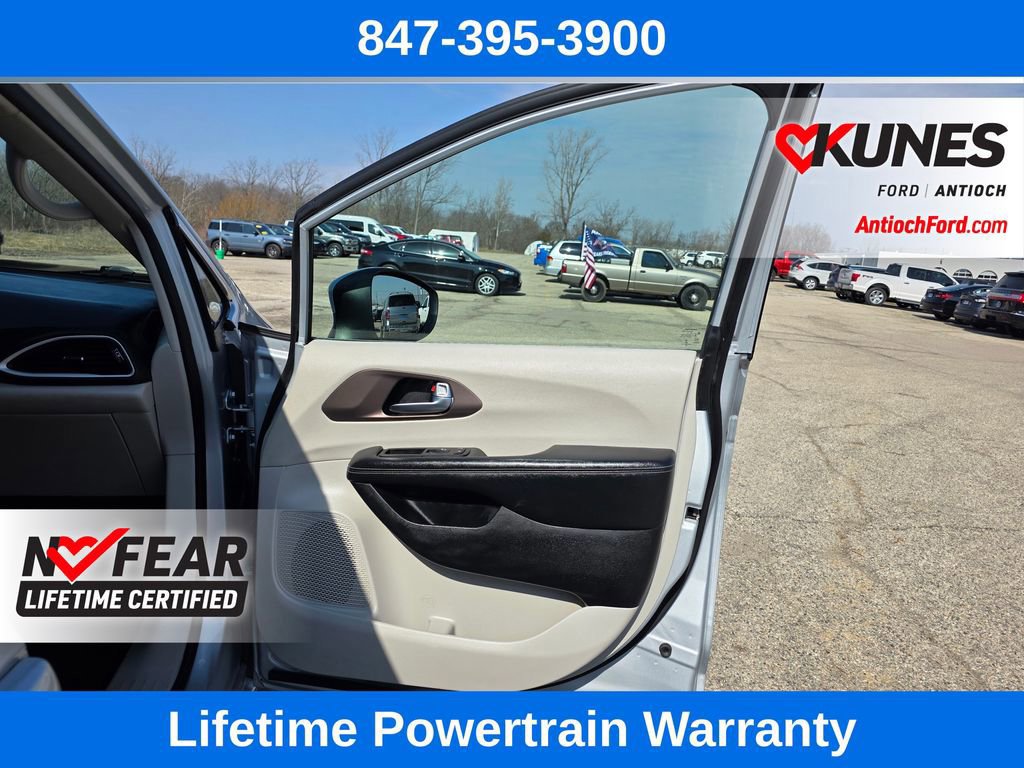 Used 2023 Chrysler Voyager LX image 31