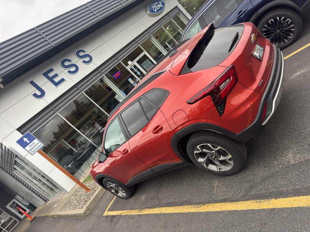 Used 2024 Chevrolet Trax LT w/ Driver Confidence Package FWD image 4