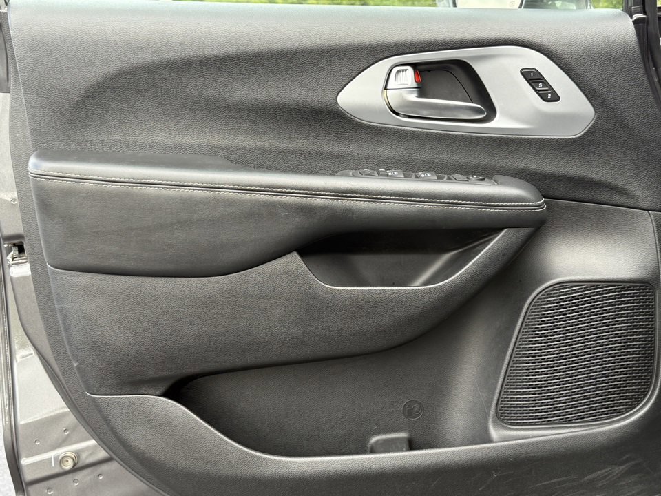 Used 2020 Chrysler Pacifica Touring-L Plus image 25