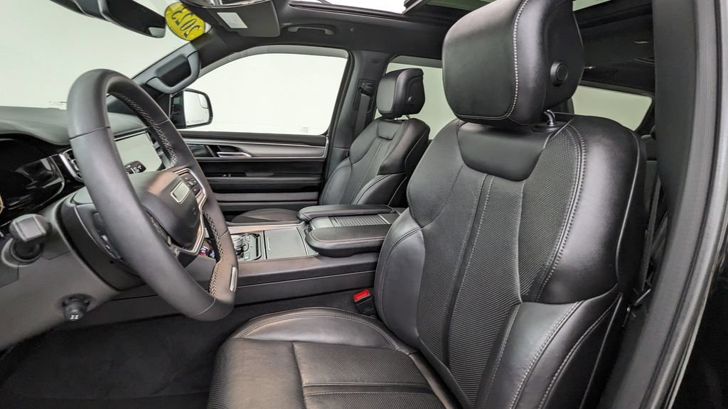 Used 2023 Jeep Wagoneer Series II AWD/4WD image 2