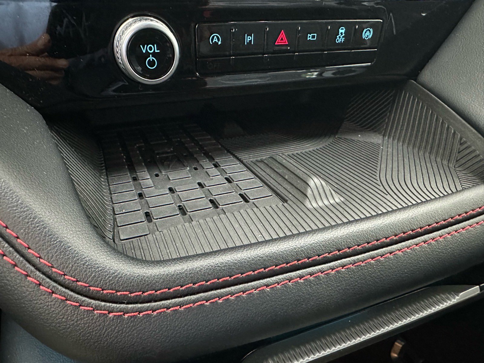 Certified 2025 Ford Explorer ST RWD image 38