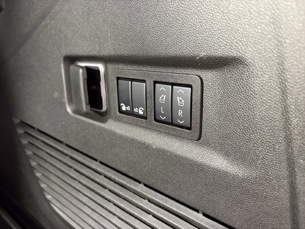 Used 2026 GMC Yukon XL Elevation w/ LPO, Elevation Black Package AWD/4WD image 34