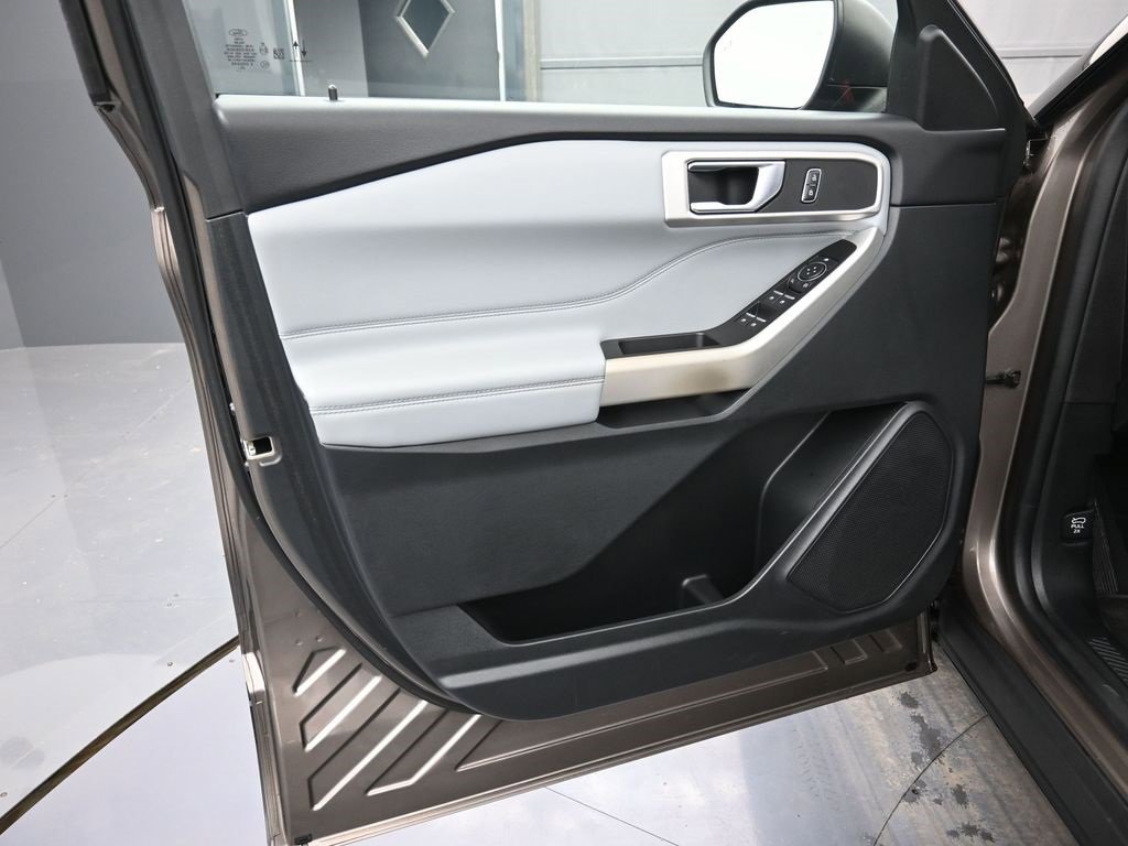 Certified 2021 Ford Explorer XLT w/ Equipment Group 202A image 9