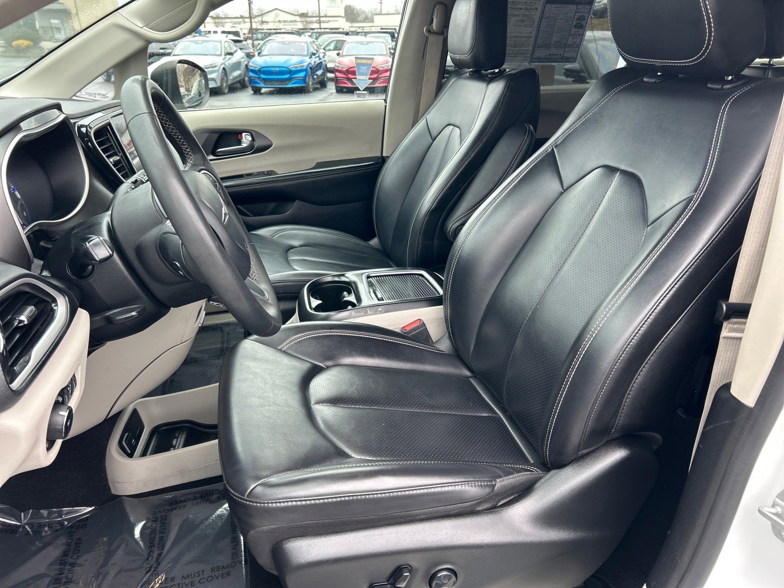 Used 2023 Chrysler Pacifica Touring-L image 7