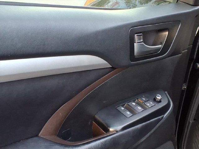 Used 2019 Toyota Highlander XLE w/ Carpet Mat Package (TMS) AWD/4WD image 13