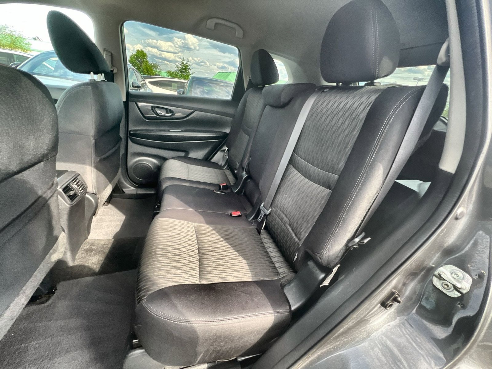 Used 2018 Nissan Rogue SV w/ Premium Package FWD image 32