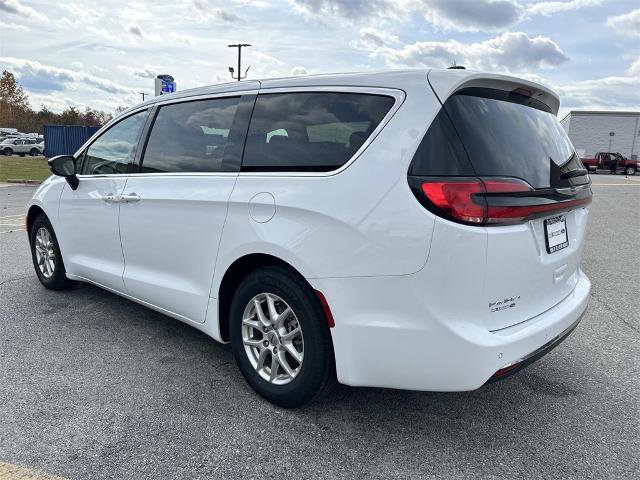 Used 2024 Chrysler Pacifica Touring-L image 6