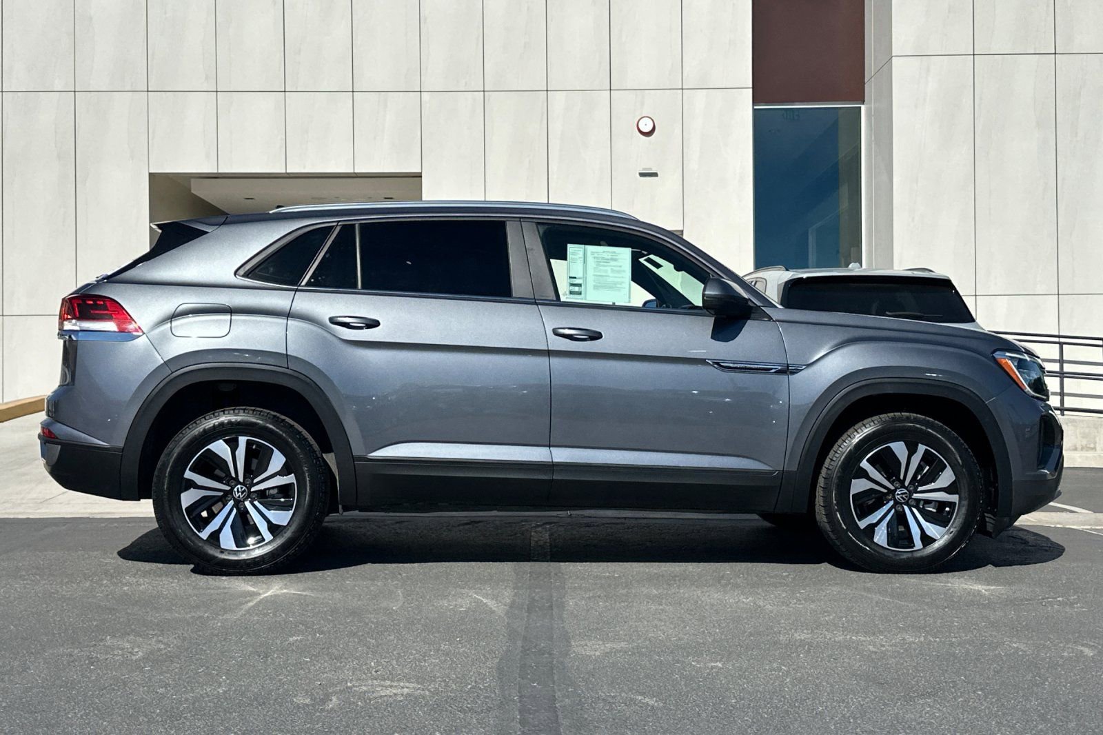 Used 2024 Volkswagen Atlas Cross Sport SE image 2