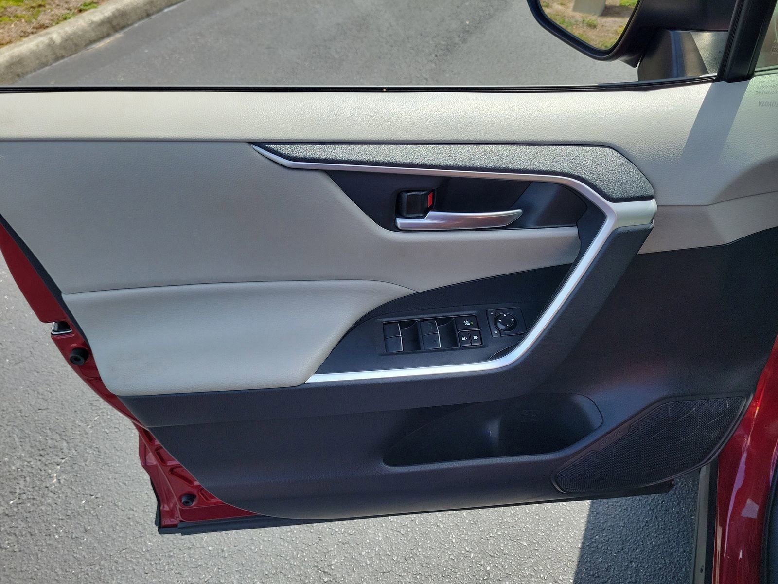 Used 2019 Toyota RAV4 XLE Premium FWD image 15