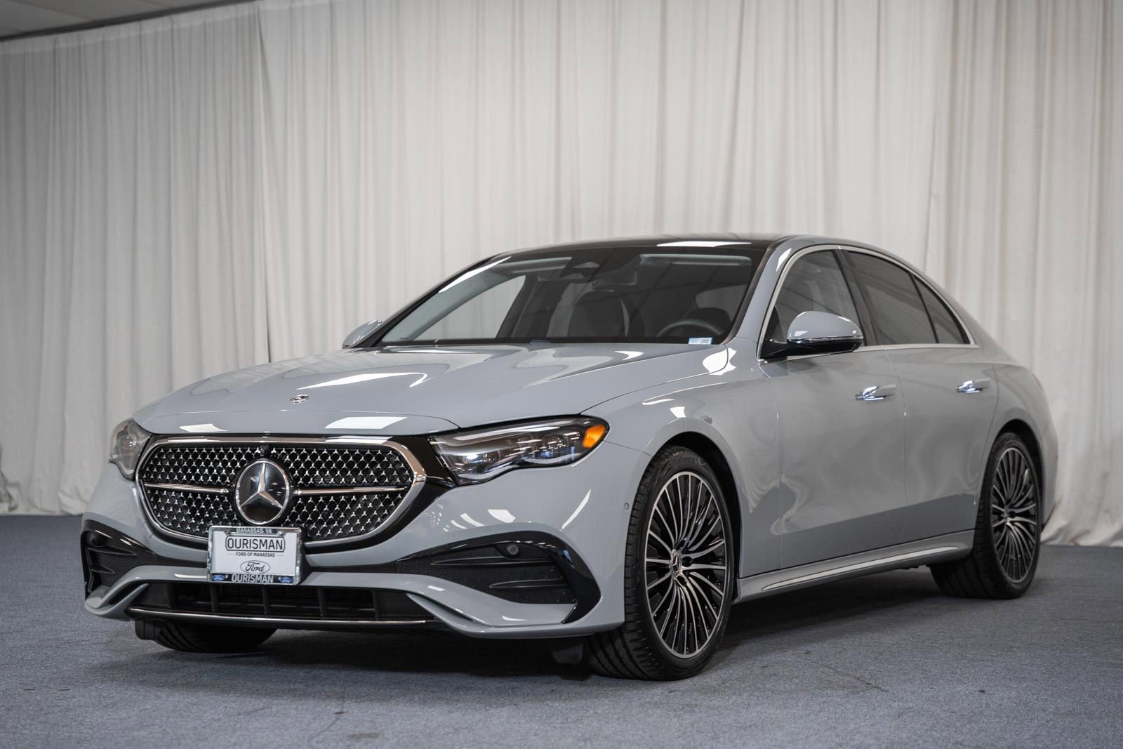 Used 2025 Mercedes-Benz E 350 4MATIC Sedan image 3