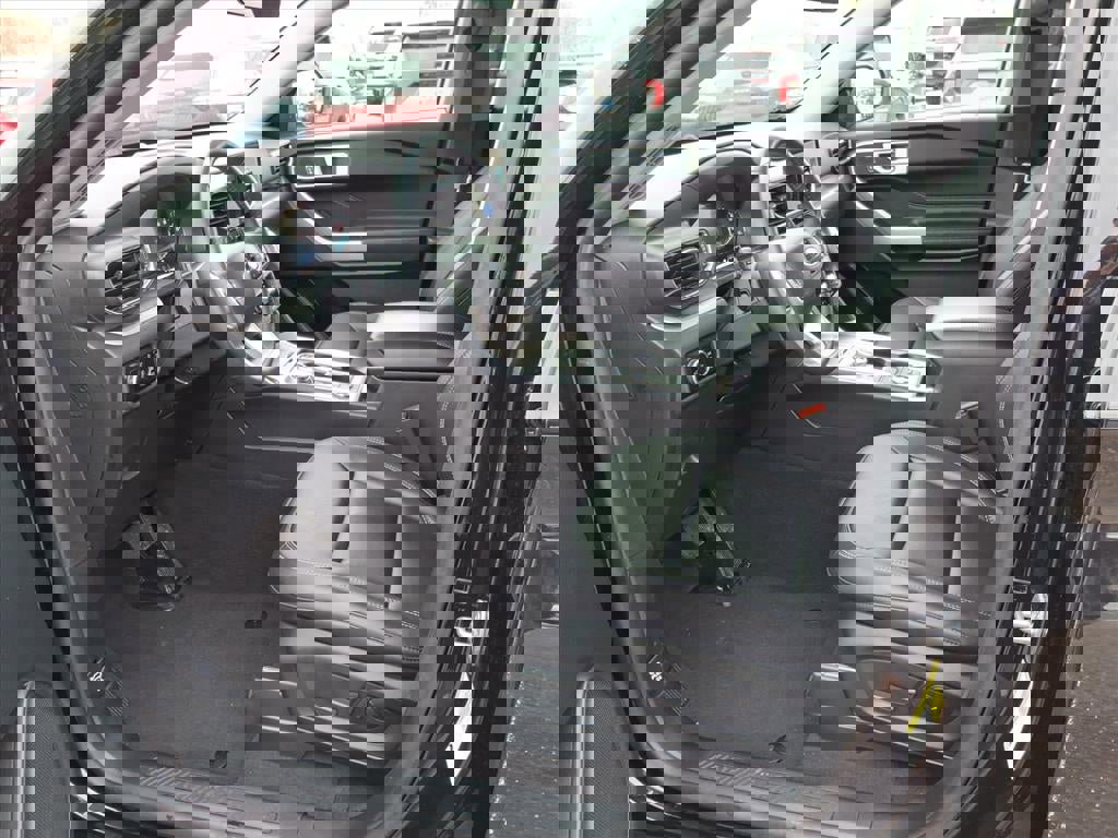 Certified 2023 Ford Explorer XLT w/ Equipment Group 202A image 11