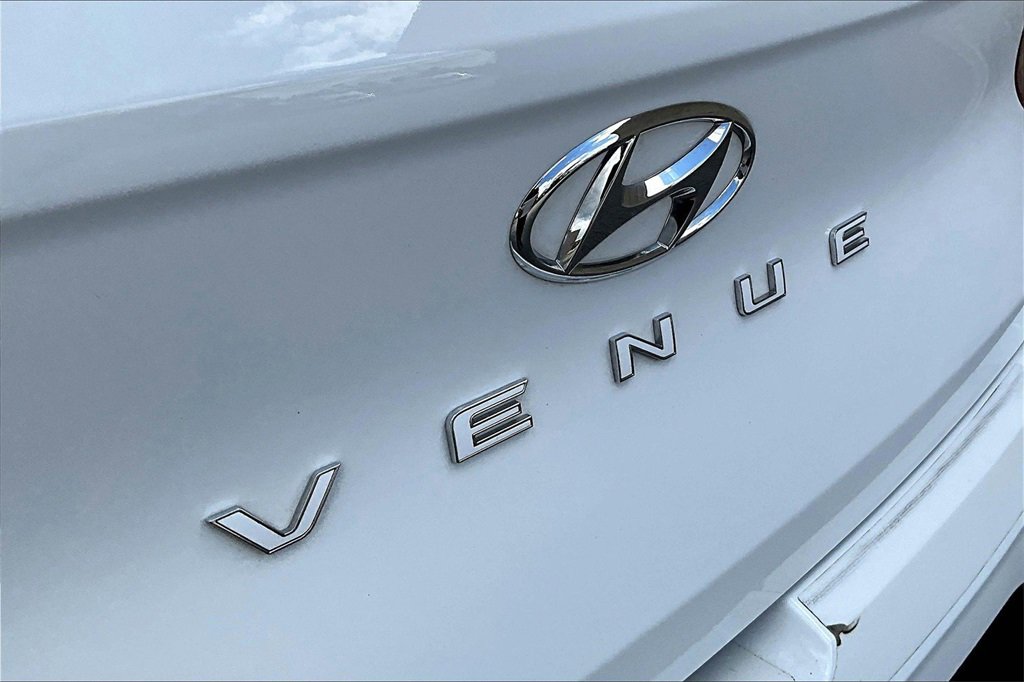 Used 2023 Hyundai Venue Limited image 30