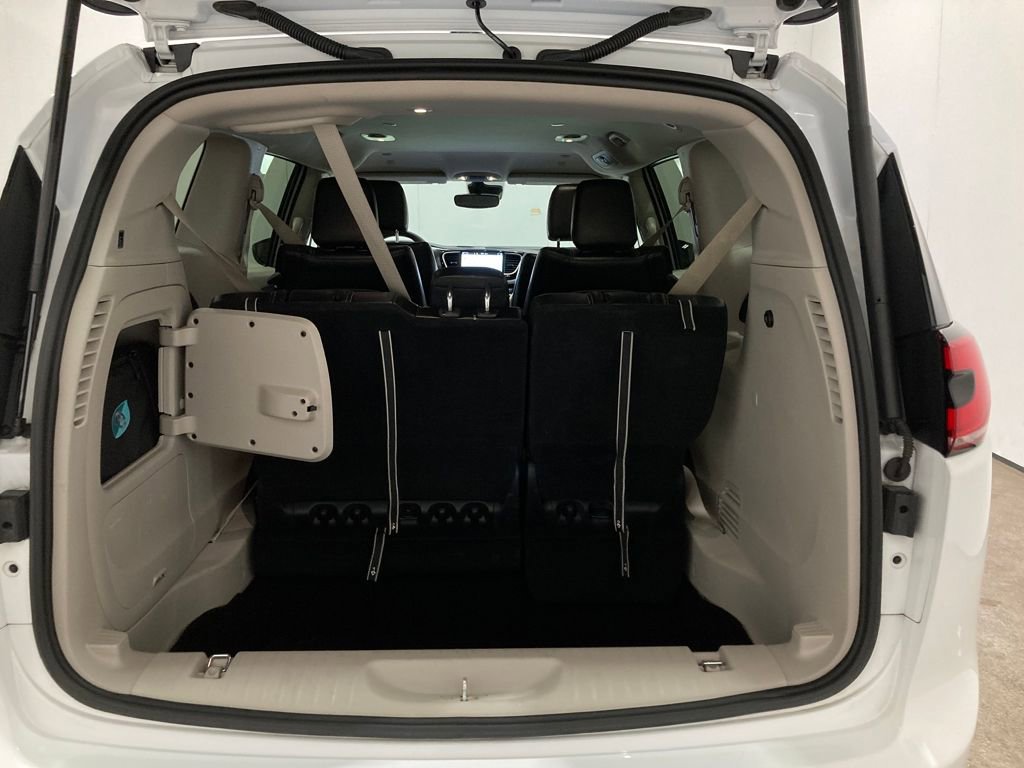 Used 2023 Chrysler Pacifica Touring-L image 5