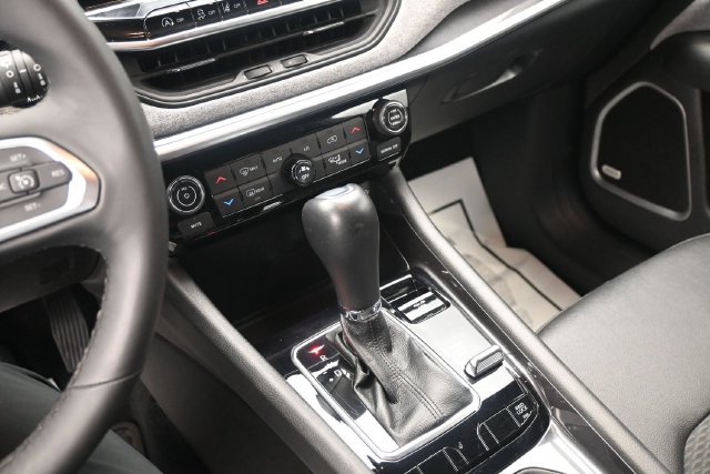 Used 2025 Jeep Compass Latitude w/ Sun & Sound Group AWD/4WD image 16