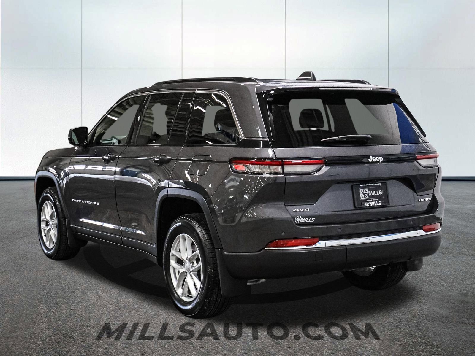 Used 2024 Jeep Grand Cherokee Laredo X w/ Luxury Tech Group I image 8
