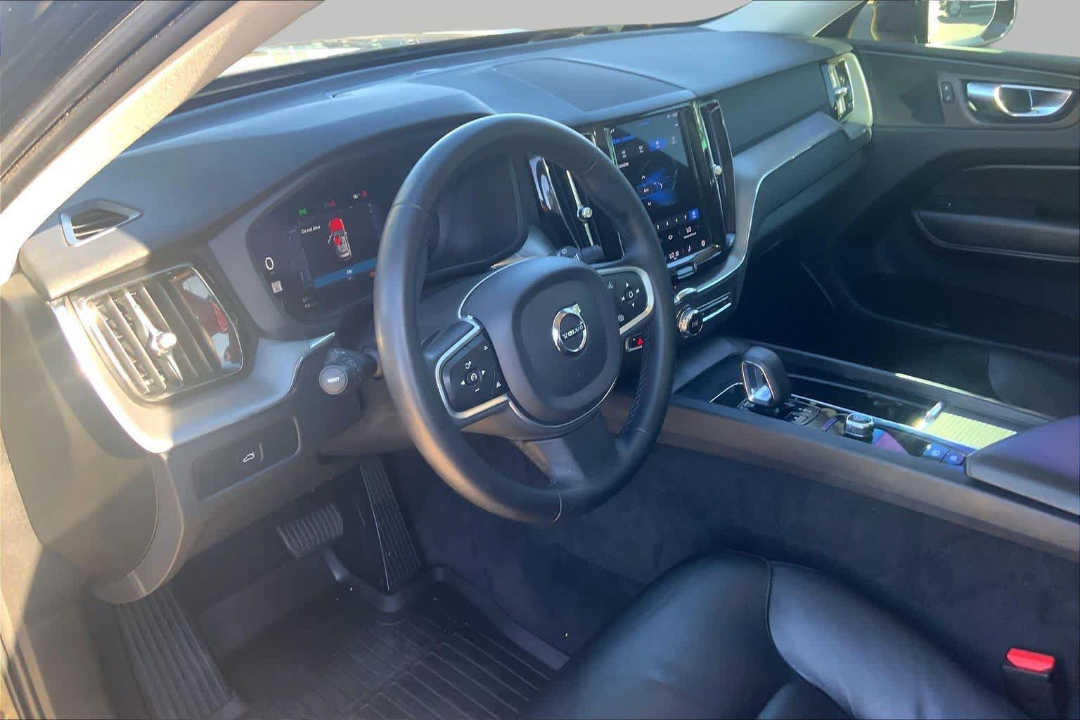 Used 2023 Volvo XC60 B5 Core w/ Climate Package FWD image 18