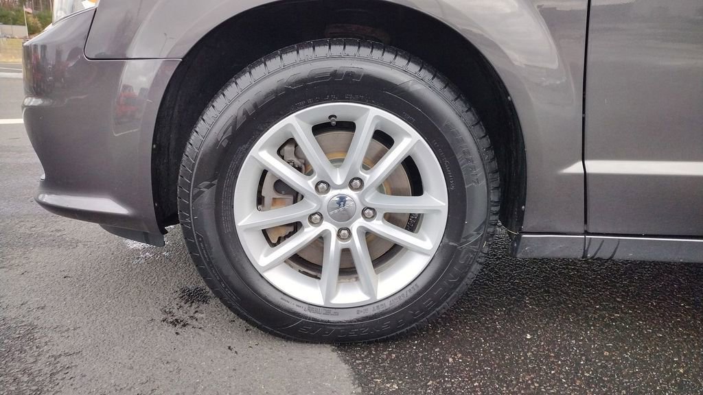 Used 2020 Dodge Grand Caravan SXT image 9