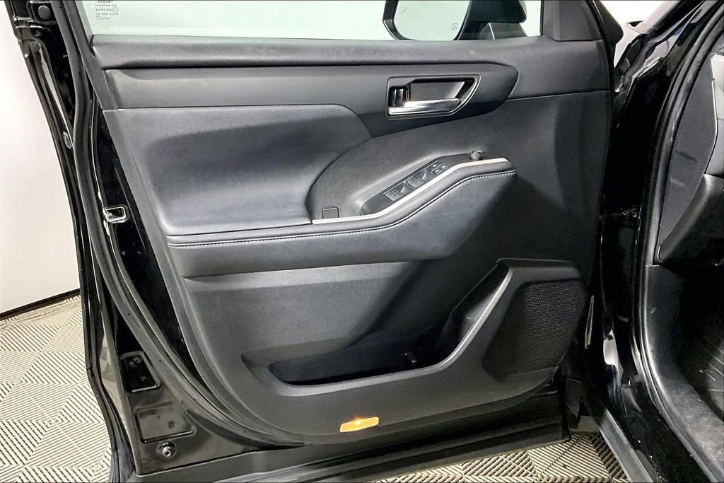 Used 2021 Toyota Highlander XLE AWD/4WD image 13