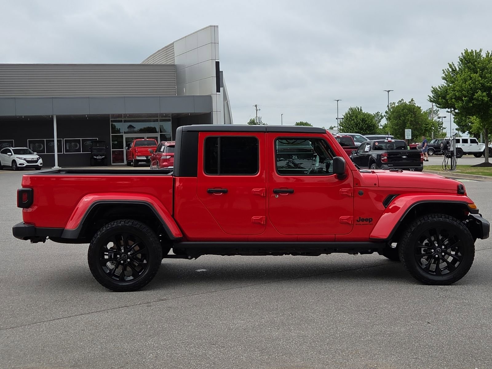 Used 2025 Jeep Gladiator Sport image 6