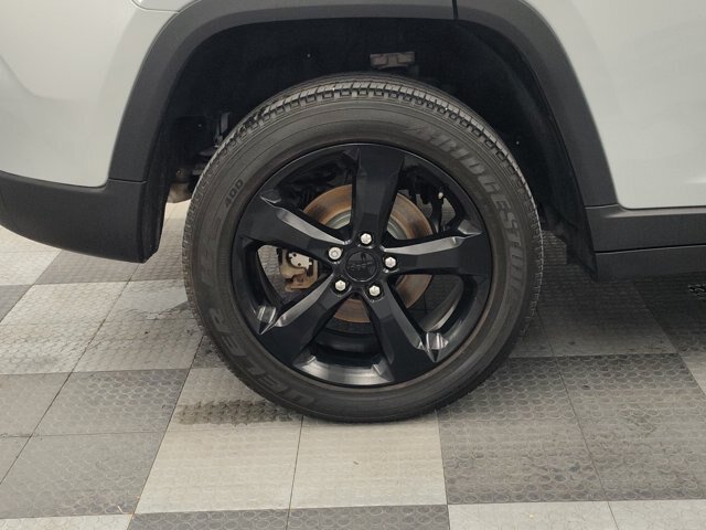 Used 2023 Jeep Grand Cherokee Altitude AWD/4WD image 11