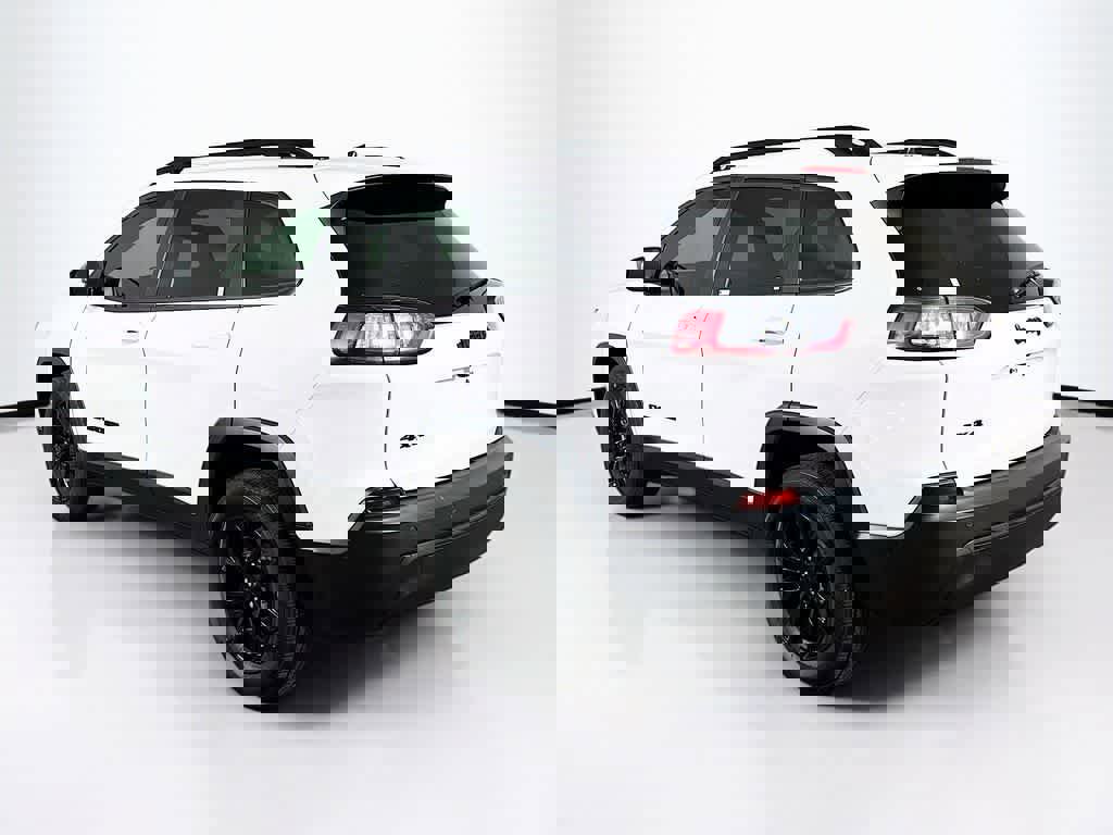 Used 2023 Jeep Cherokee Altitude Lux image 3