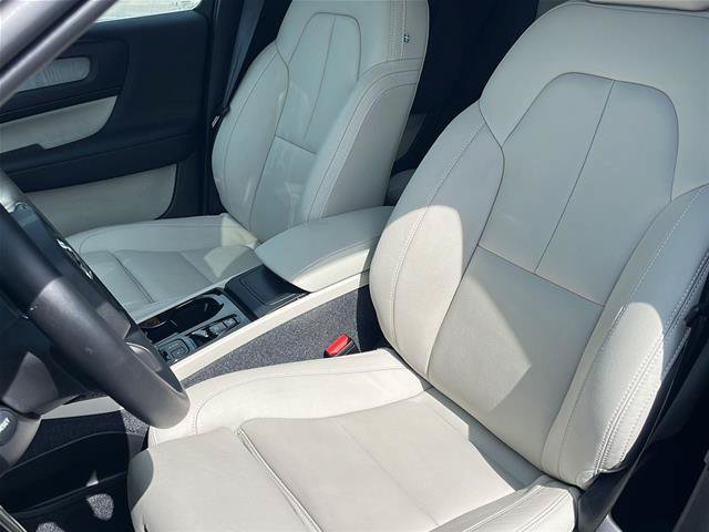 Used 2025 Volvo XC40 B5 Plus AWD/4WD image 12