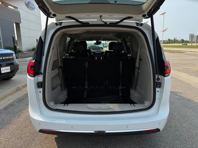 Used 2023 Chrysler Pacifica Touring-L FWD image 42