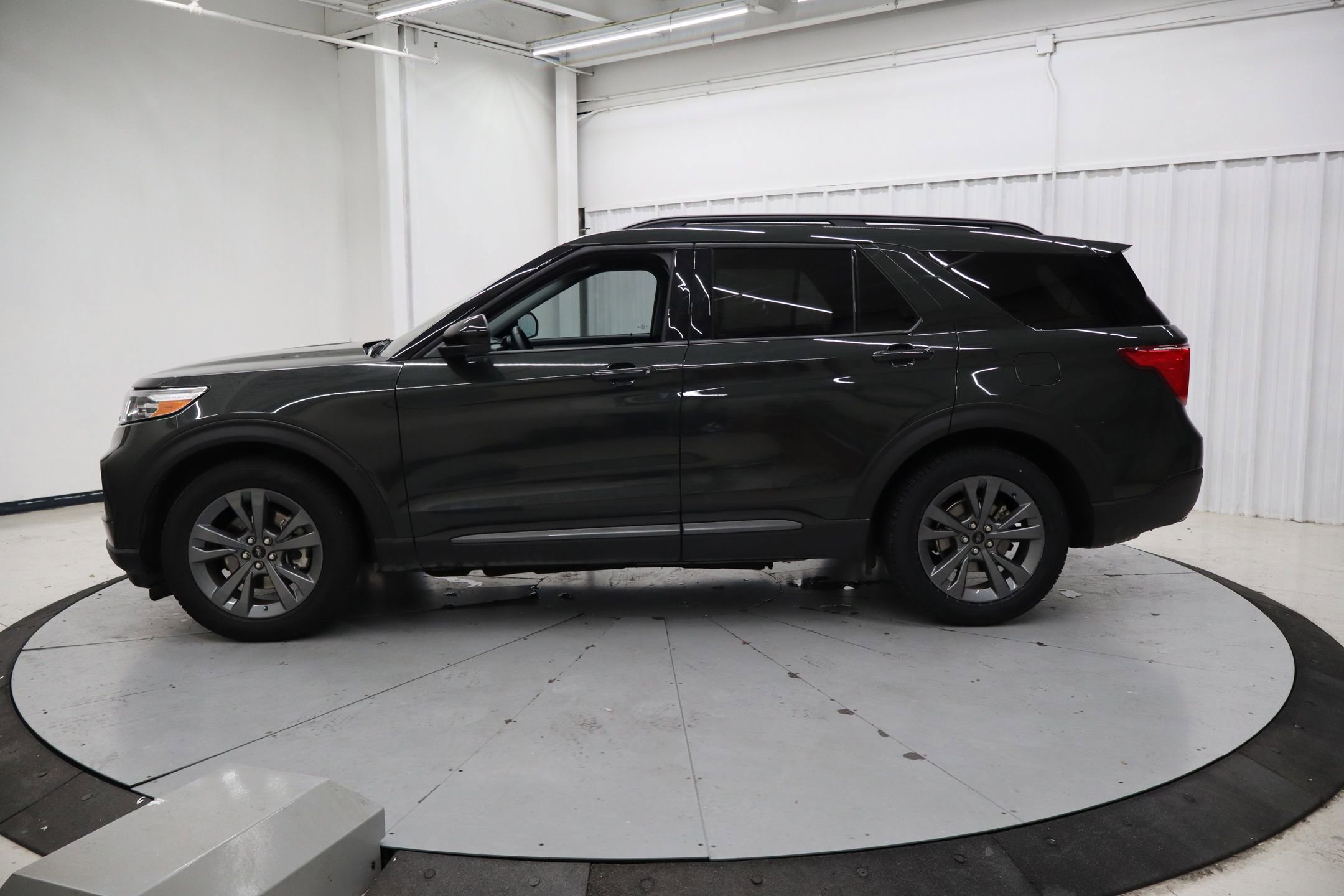 Certified 2023 Ford Explorer XLT w/ Equipment Group 202A RWD image 4