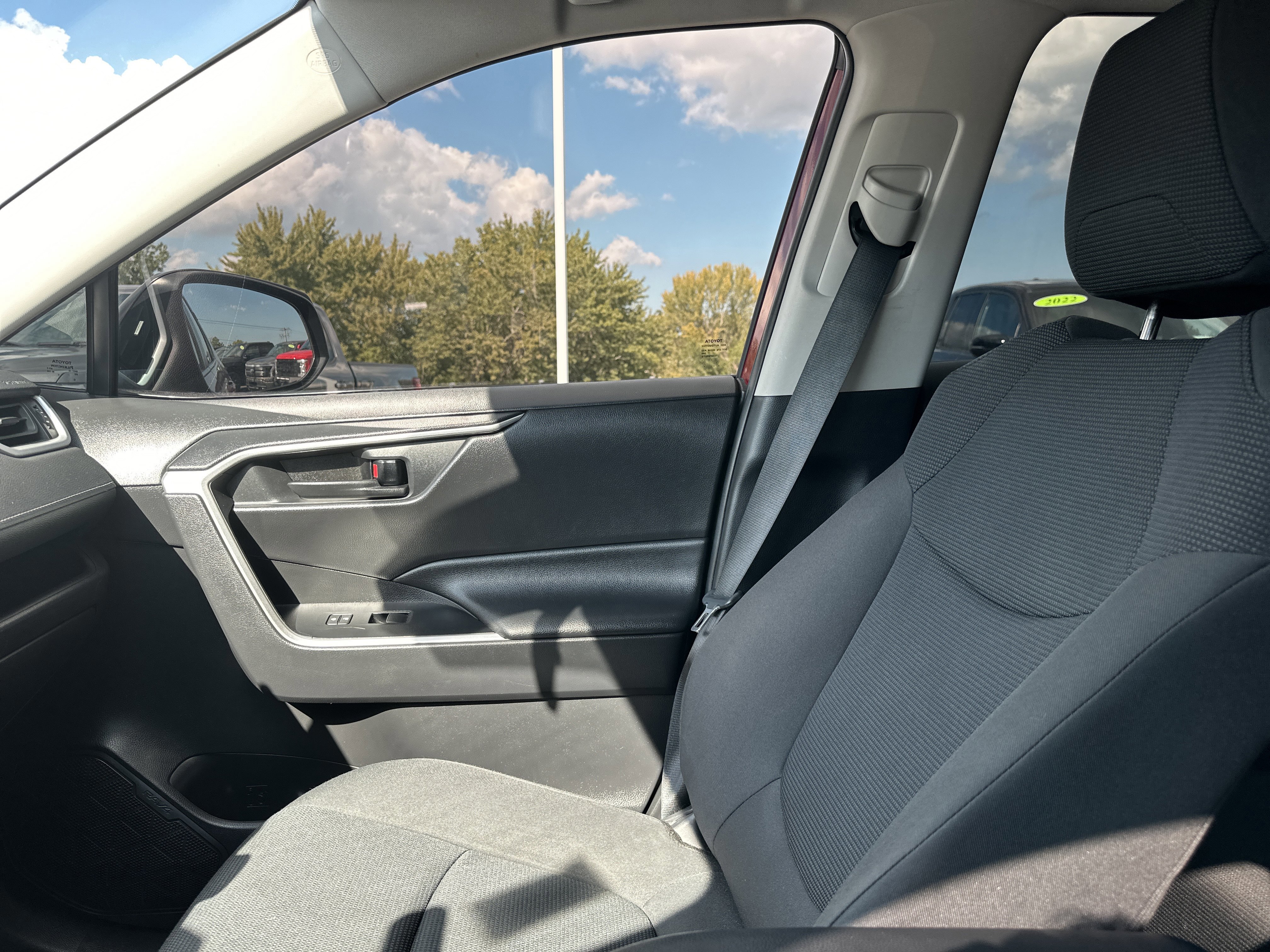 Used 2021 Toyota RAV4 LE image 22