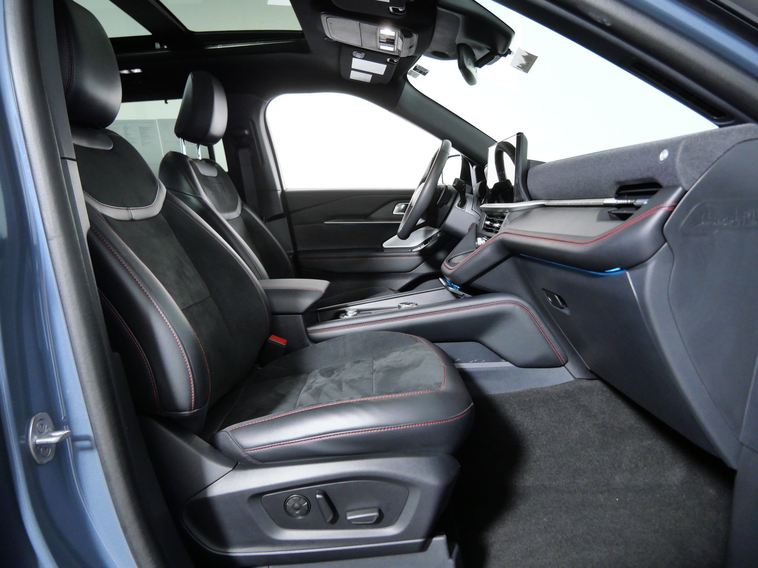 Certified 2025 Ford Explorer ST AWD/4WD image 11