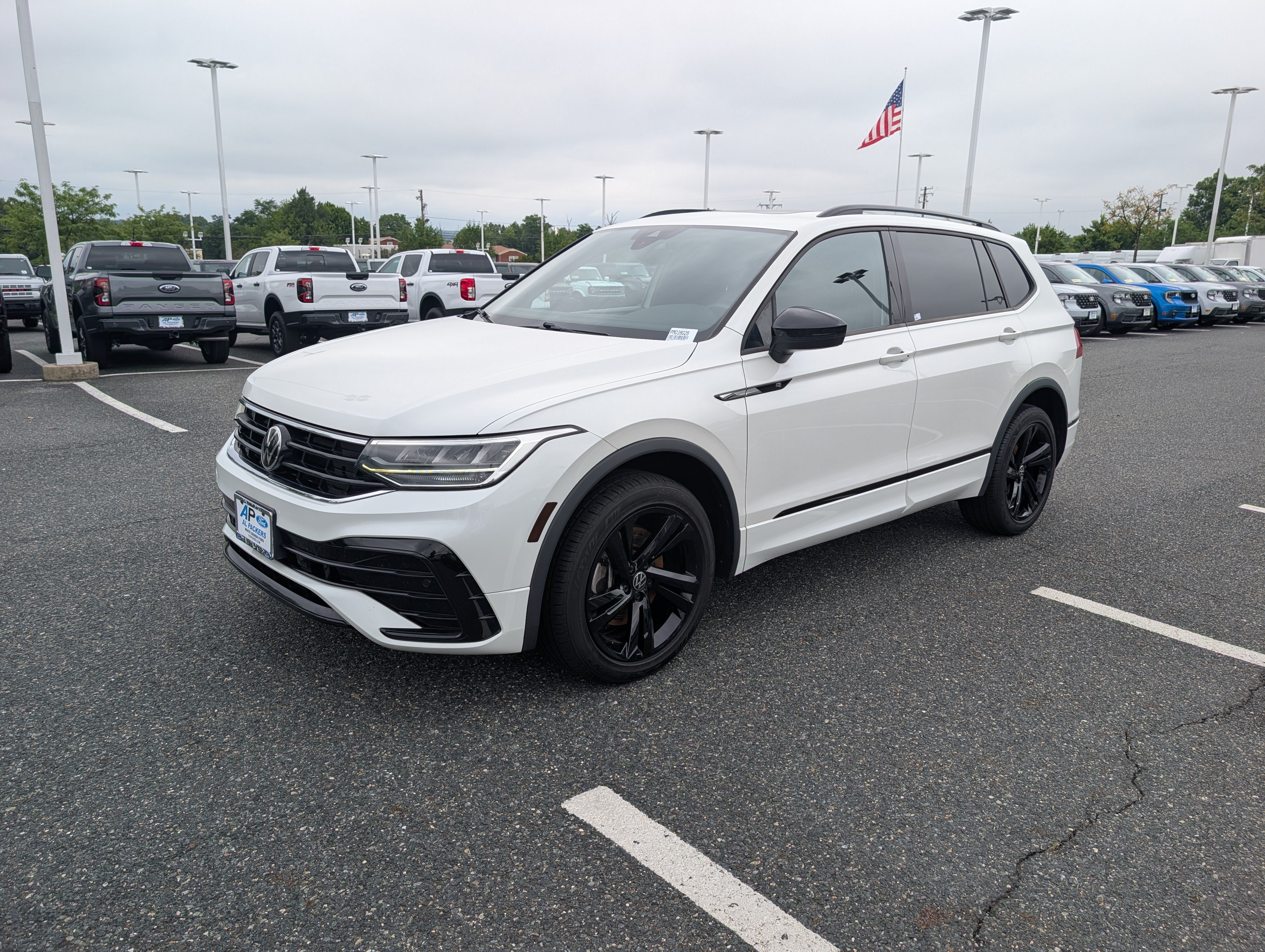 Used 2023 Volkswagen Tiguan SE R-Line FWD image 7
