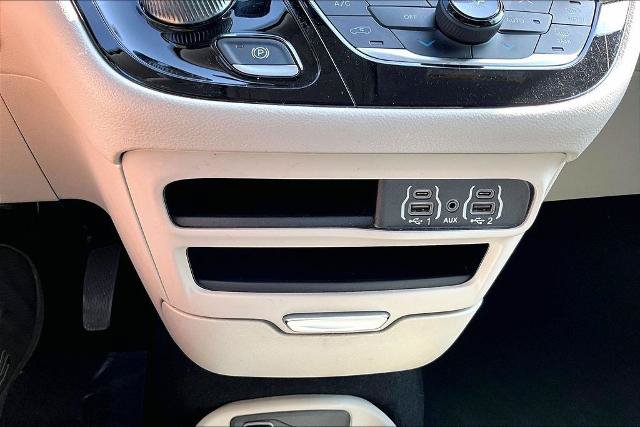 Used 2023 Chrysler Pacifica Touring-L FWD image 32