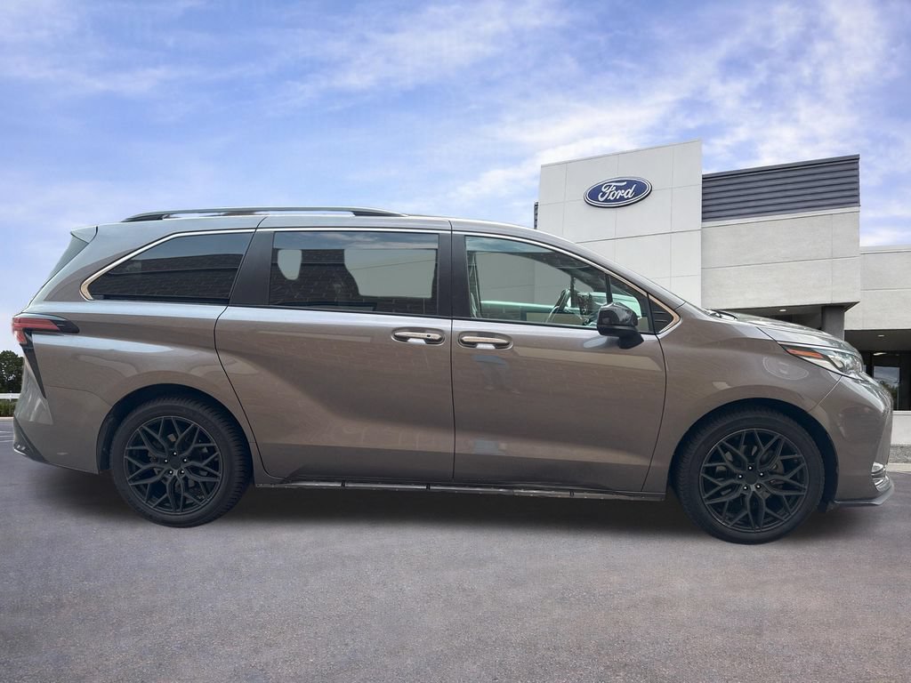 Used 2022 Toyota Sienna XSE w/ XSE Plus Package FWD image 11